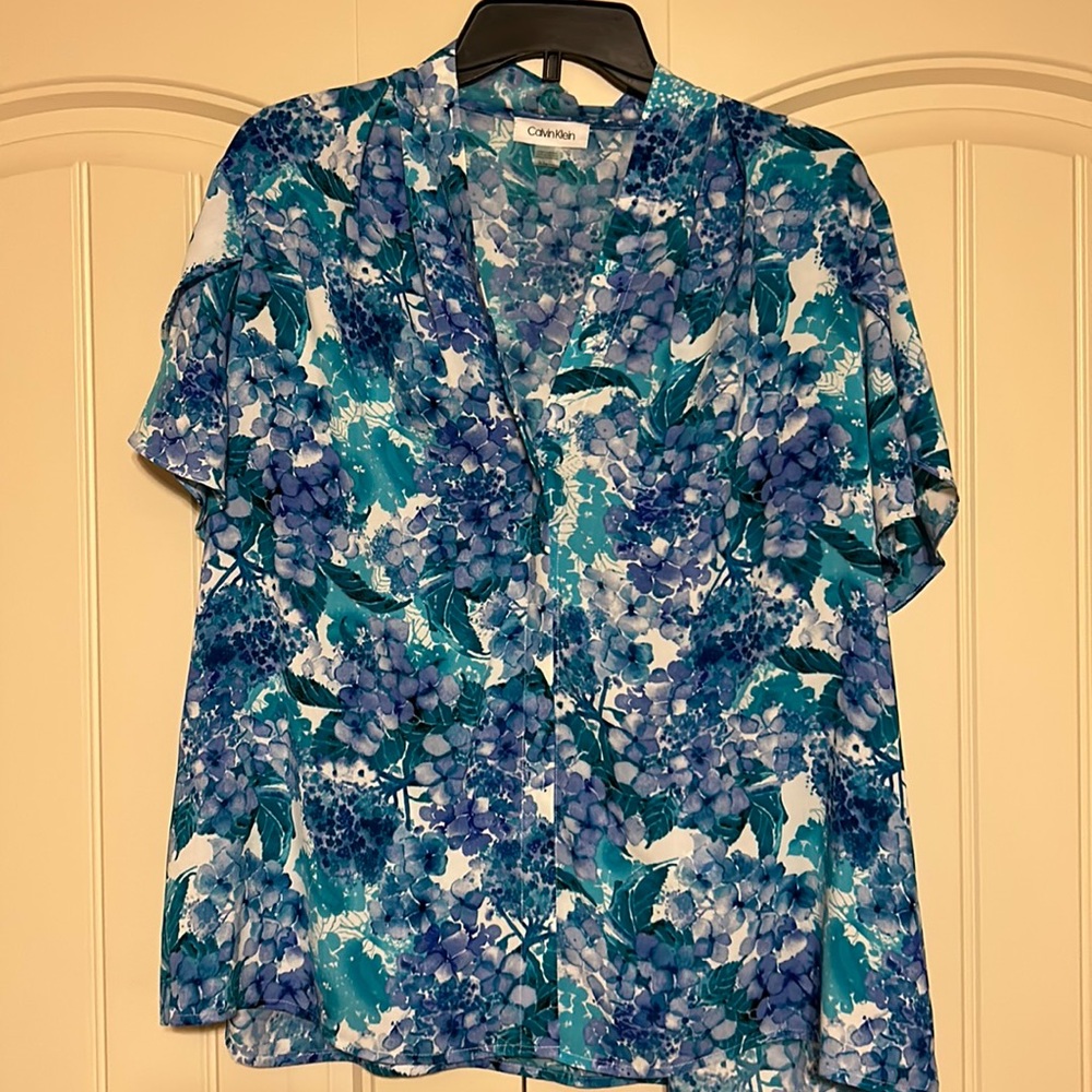 Calvin Klein light weight floral silk like top. Size is 1X